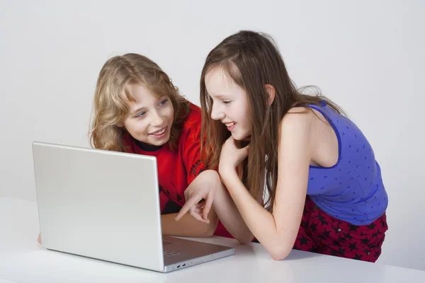 Dizüstü bilgisayar ile kız ve erkek — Stok fotoğraf
