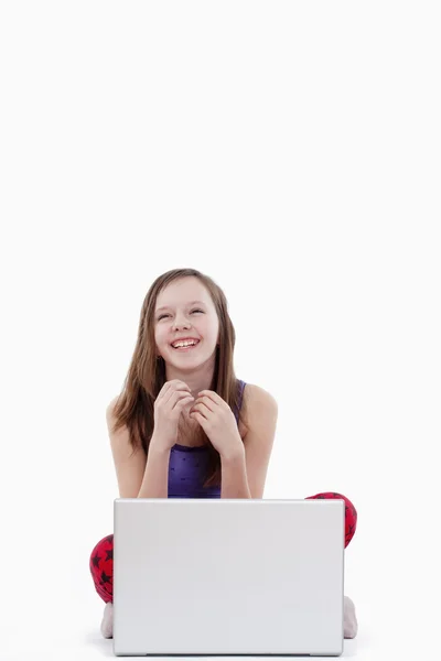 노트북 컴퓨터와 소녀 — 스톡 사진