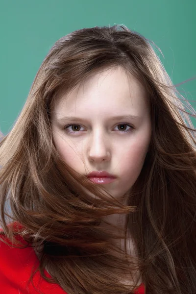 Ung flicka poserar som en modell — Stockfoto