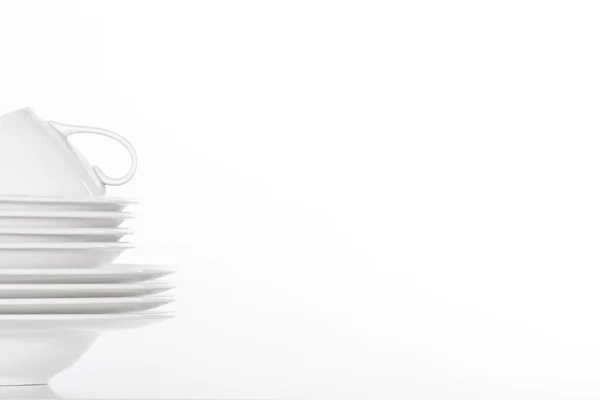 Белые тарелки и чашки — стоковое фото