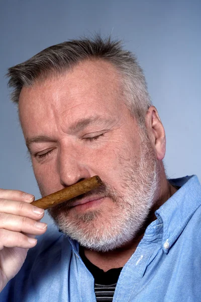 Mann mit Zigarre — Stockfoto