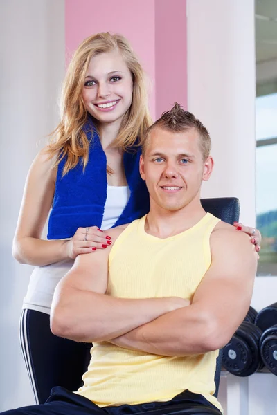 Mladý pár v tělocvičně — Stock fotografie