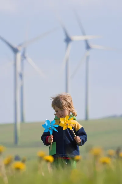 Menino com pinwheel e parque eólico — Fotografia de Stock