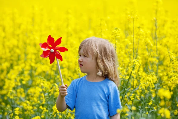 Chlapec s větrník — Stock fotografie