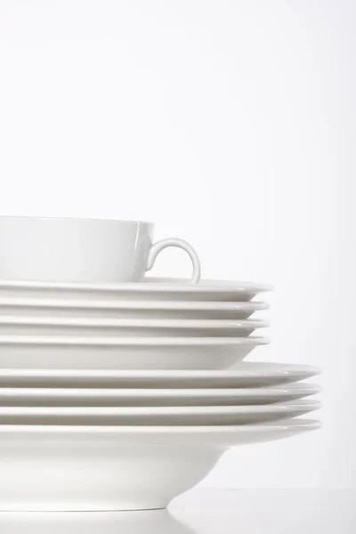 Білі тарілки і чашка — стокове фото