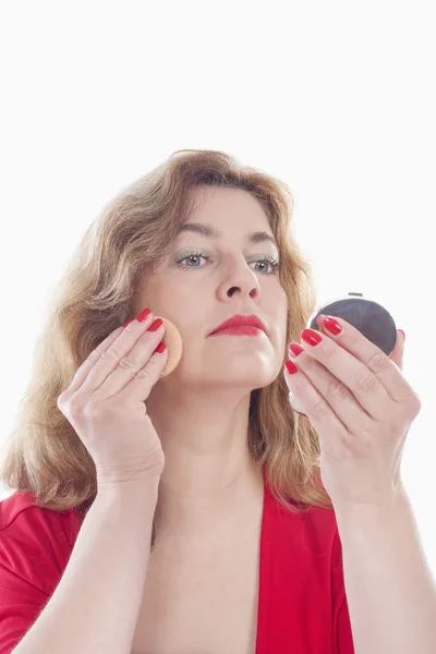 Woman putting on makeup — Stock Photo, Image