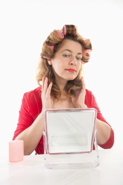 Женщина с катками для волос — стоковое фото