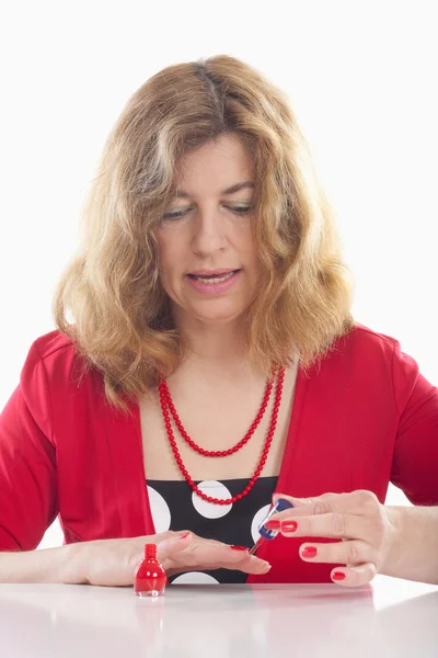 Frau lackiert Nägel — Stockfoto