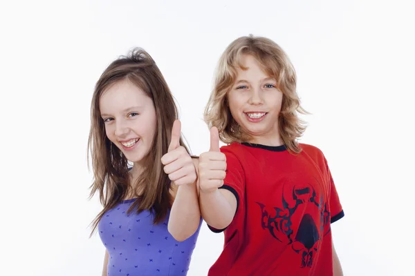 Menino e menina mostrando polegares para cima — Fotografia de Stock