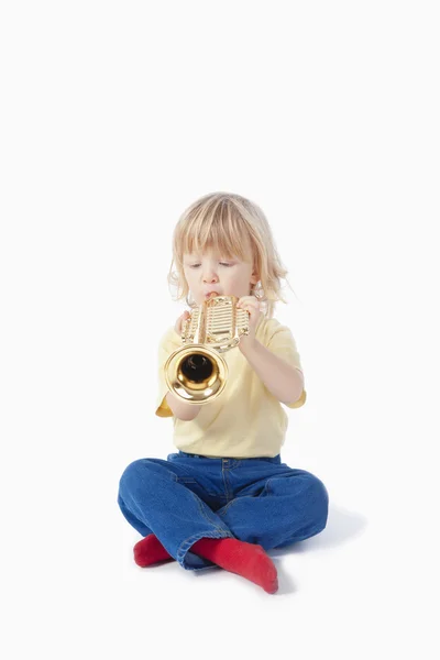 Garçon avec trompette jouet — Photo