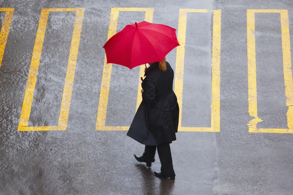 Bilfra med paraply — Stockfoto