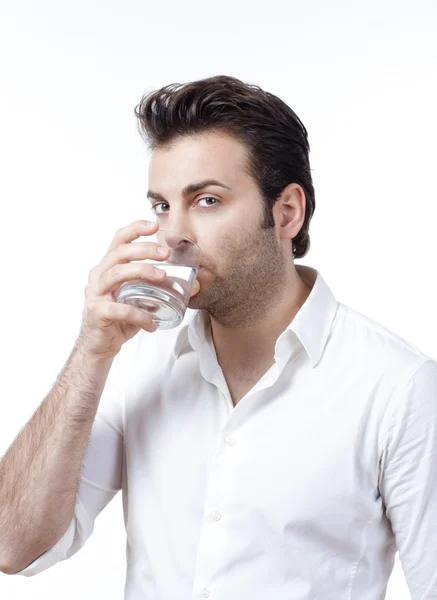 Человек, держащий стакан воды — стоковое фото
