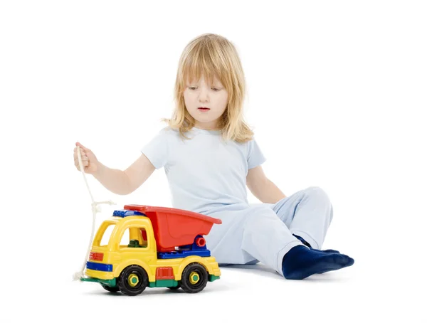 Junge spielt mit Spielzeug-LKW — Stockfoto