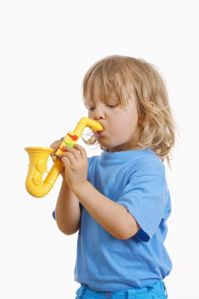 Jongen met speelgoed saxofoon — Stockfoto
