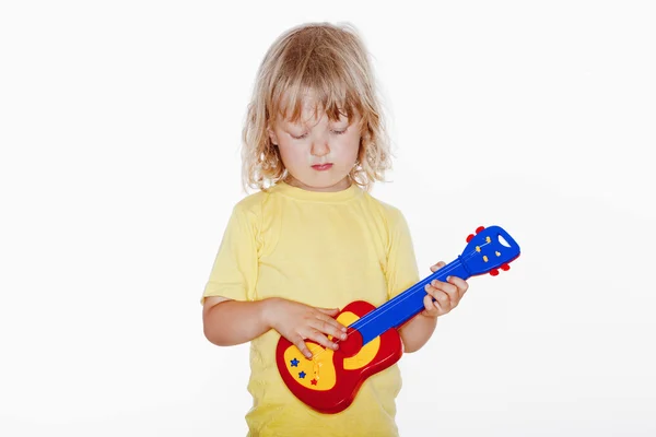 Jongen met speelgoed gitaar — Stockfoto