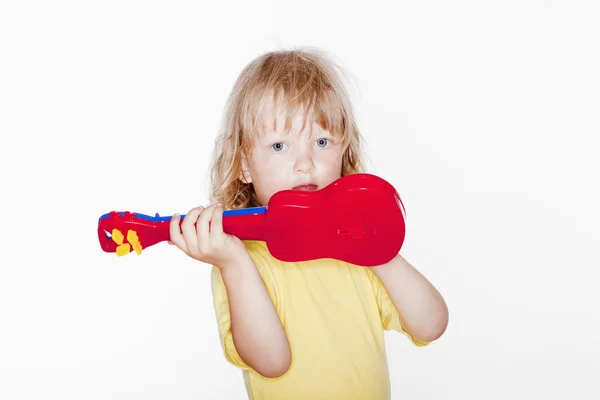 Niño con guitarra de juguete — Foto de Stock