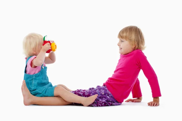 Schwester und Spielzeugkamera — Stockfoto