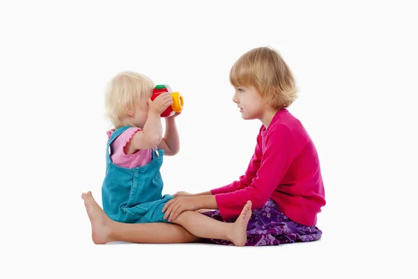Сестра и игрушка — стоковое фото