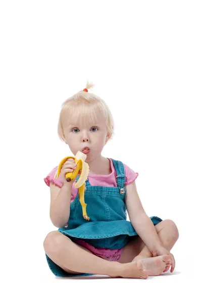 Kleines Mädchen isst Banane — Stockfoto