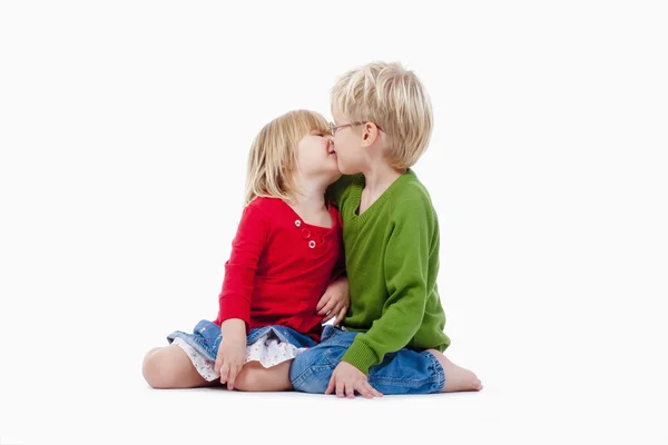 Brother and sister kissing — Stock Photo, Image