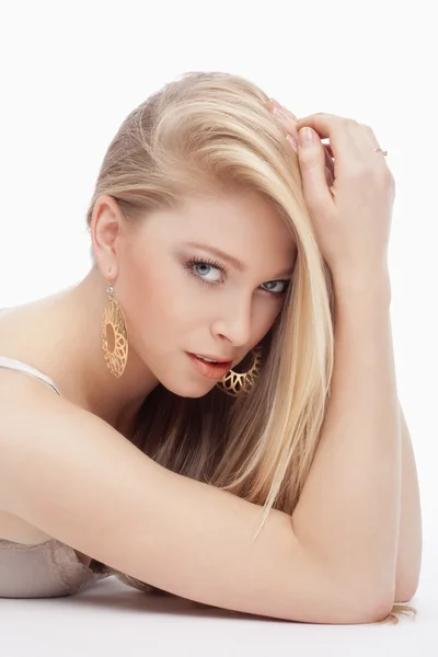 Porträtt av en blond flicka — Stockfoto
