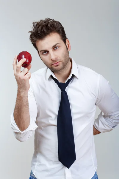 남자가 들고 빨간 사과jobb munka keresés — 스톡 사진