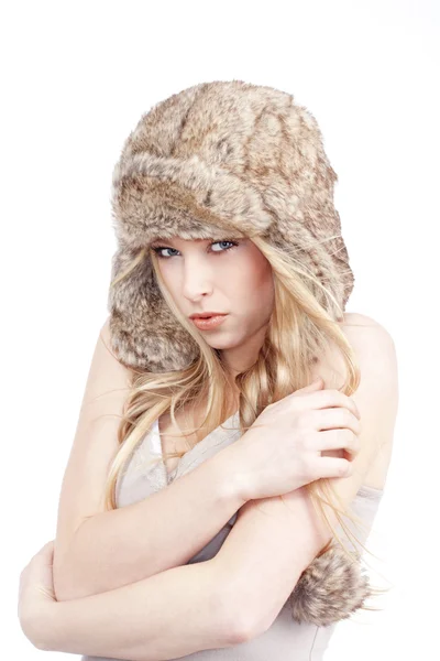 Νεαρή γυναίκα με γούνινο καπέλο — Φωτογραφία Αρχείου