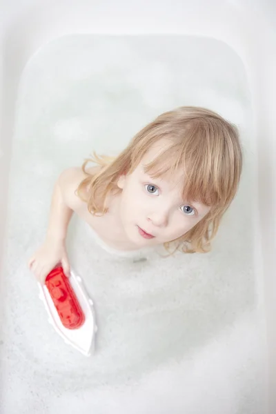 浴槽の中の少年 — ストック写真