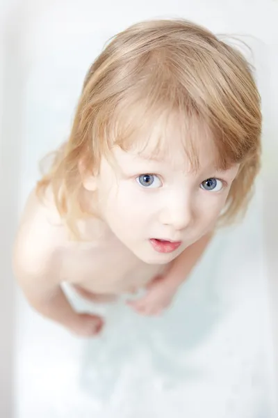 Niño en la bañera — Foto de Stock