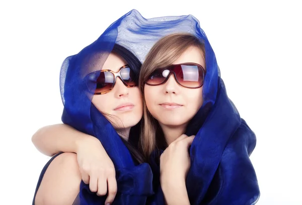Junge Frauen mit Schal — Stockfoto