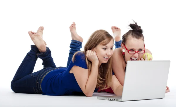 Flickor med bärbar dator — Stockfoto