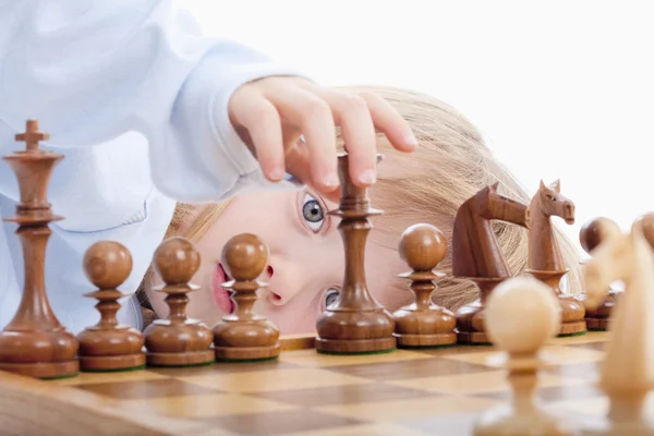 Chlapec hraje šachy — Stock fotografie