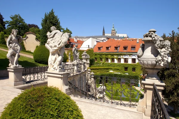 Prag - vrtba Garten und Schloss Hradcany — Stockfoto