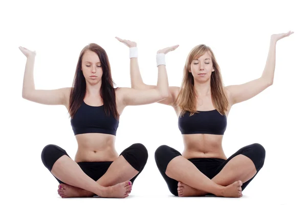 Meninas exercitando ioga — Fotografia de Stock
