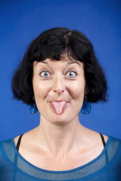 Mujer sobresaliendo lengua — Foto de Stock