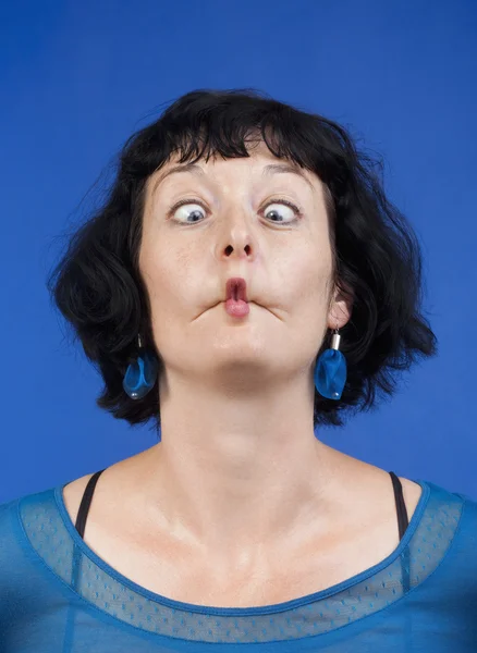 Kvinna att göra roliga ansikte — Stockfoto