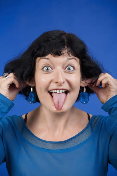 Kvinnan stack ut tungan — Stockfoto