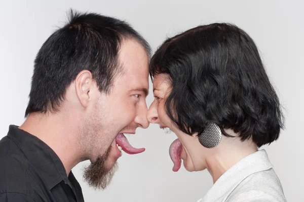 Casal salientando línguas — Fotografia de Stock