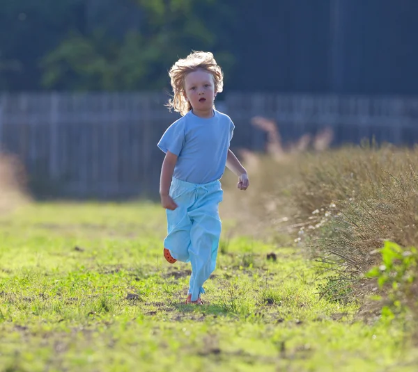 Chlapec běží — Stock fotografie