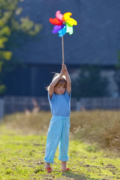 Αγόρι με pinwheel — Φωτογραφία Αρχείου