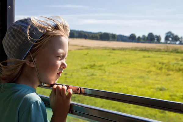 Junge schaut aus dem Zugfenster — Stockfoto