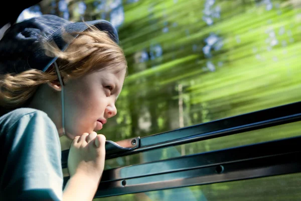 Chlapec při pohledu z okna vlaku — Stock fotografie