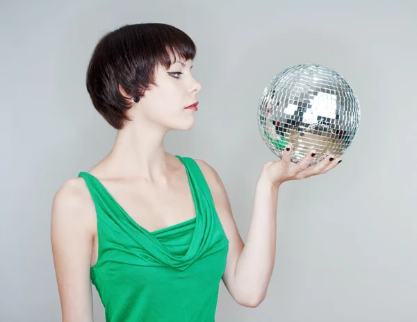 Bir disko topu tutan kız — Stok fotoğraf