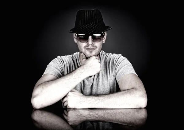 Man in hat and sunglasses — Stock Photo, Image