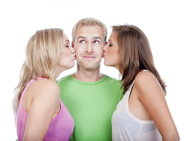 Mann wird von zwei Mädchen geküsst — Stockfoto