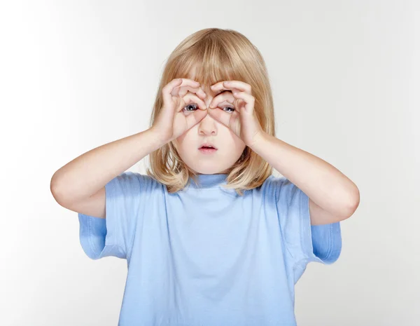 Dítě pomocí prstů jako binaculars — Stock fotografie