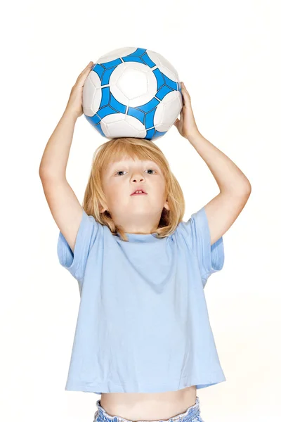 Çocuğun futbol holding — Stok fotoğraf