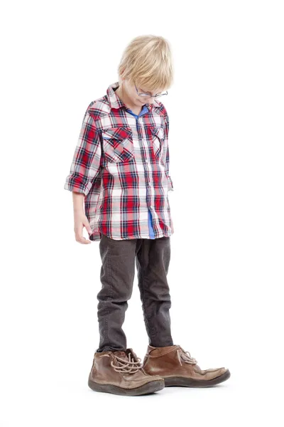 Jongen in vader schoenen — Zdjęcie stockowe