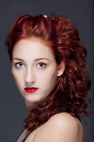 Dziewczyna z rudymi włosami — Zdjęcie stockowe