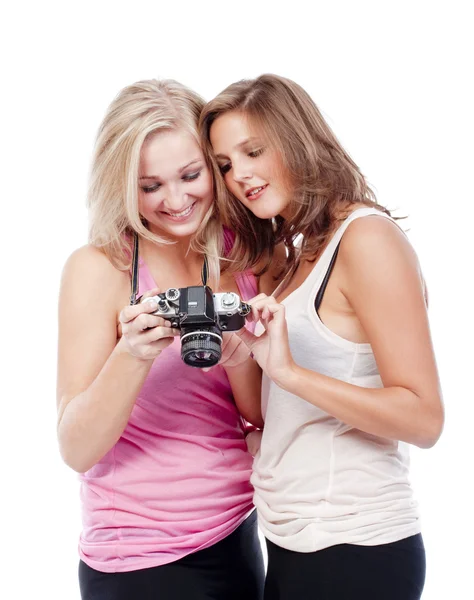 Mladé ženy, prohlížení obrázků — Stock fotografie